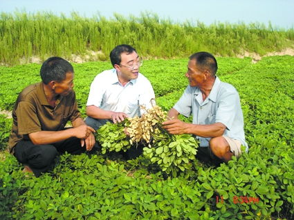 中原無處不飛花——記中國工程院院士、省農科院院長張新友的中草藥科技咨詢之路